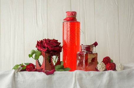 粉红色的玫瑰花和一杯玫瑰水新鲜的有机玫瑰水玻璃图片