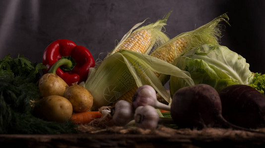 新鲜蔬菜在木制桌子上仍然生活在黑暗中健康的有机本地食品杂货店背景图片