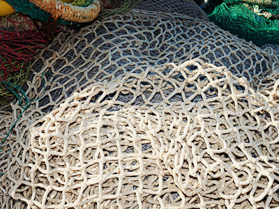 白干渔网在挂锚渔船上行人道上漂图片