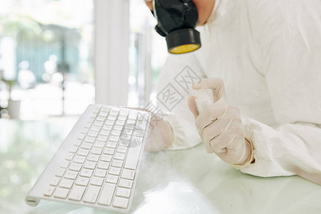 保护面罩清洁服务工人用防菌喷雾的键盘图片