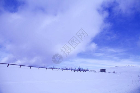 美丽的高山全景雪山图片