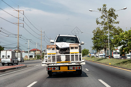 在公路上发生车祸事故的破车撞事图片