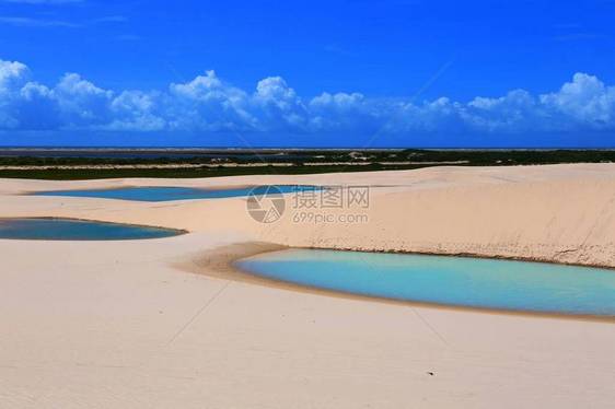 巴西Maranhao市LencoisMaranhenses公园绿松石环礁湖和白沙图片