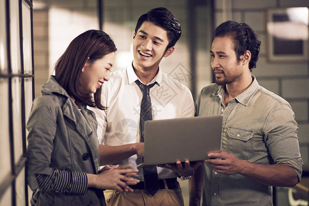 由三名年轻的亚洲商业企家组成的团队背景图片