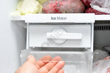 冷冻冰柜一个男人拿出冰背景图片