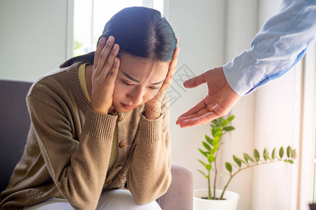 患有精神和身体疾病的女患者和精神科医生图片