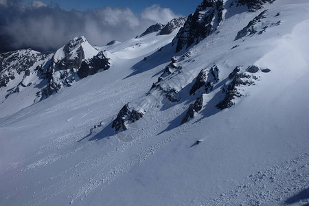 关闭云南玉龙雪山的白色雪坡被光滑的白雪覆盖的灰图片