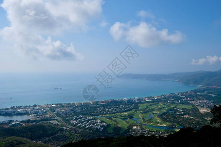 蓝海周围的海岸线阳光明媚的蓝天白云三亚海南图片