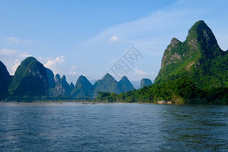 广西桂林市丽江漓江美丽的景色宁静的蓝色河流上方的绿色森林山脉蓝天白云图片