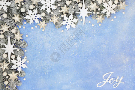 以银色的喜悦标志雪盖着圆壁白星雪花和蓝色的球泡装饰组图片