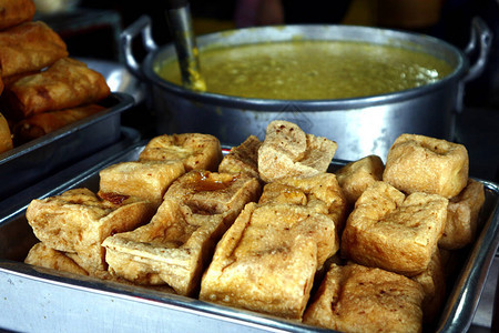 以春卷饼土瓜或炸豆腐冻豆腐和大米粥为口味的菲律宾菜食照片图片