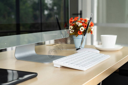 在小型现代办公室或家用办公室的桌上关闭键盘桌面Trendy图片