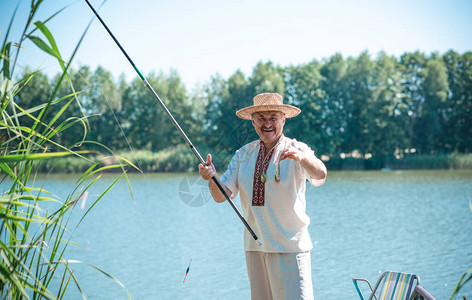 老年人在钓鱼享受退休者生活方式的老年男子图片