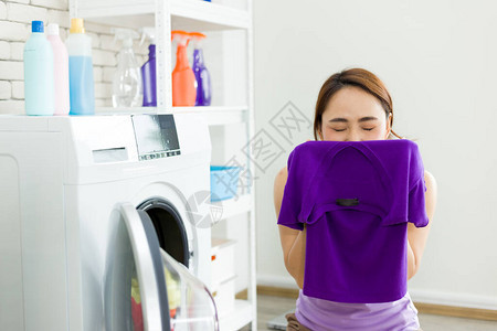 亚洲女主妇洗干净后从衣服中闻到芳香味年轻女在做图片