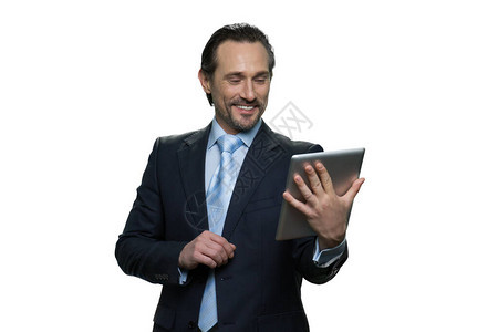 快乐的中年男人拿着平板电脑成功的商人在白色背图片