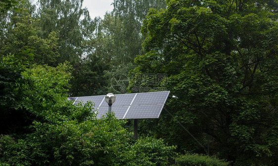 公共园的太阳能电池板现图片