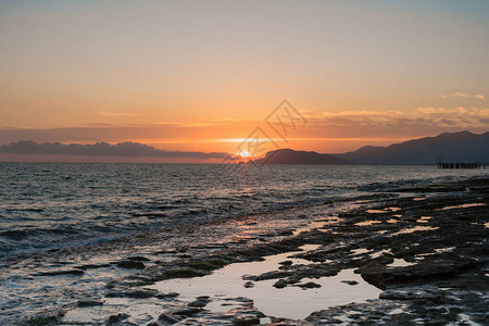 美丽的大海与落日的天空和太阳穿过云层冥想海洋和天空背景宁静的海景水图片