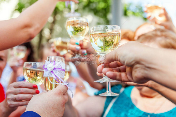 干杯一群人在餐厅喝酒和敬酒手里拿着一杯香槟和酿酒吐司圣诞婚礼假期聚会时间庆祝图片