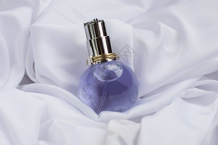 一瓶白色背景上的淡香水香水广告图片
