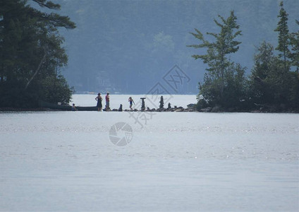 无法辨认的人堆石头在缅因达马里斯考塔湖的岛屿上建造空图片