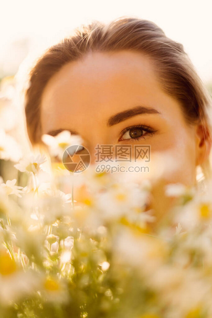 一个阳光女神的肖像着一帮甘美菊脸上有阳光照图片