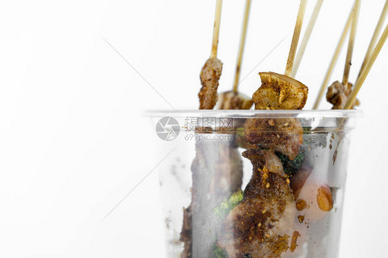 塑料玻璃杯中辣四川辣椒酱烤猪肉当地街头食品和泰式辣图片