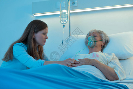 忧心忡的女儿在医院里牵着母亲的手图片
