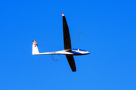 蓝天空滑翔的滑翔机图片