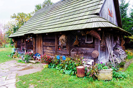 有绿色院子的老木农舍图片