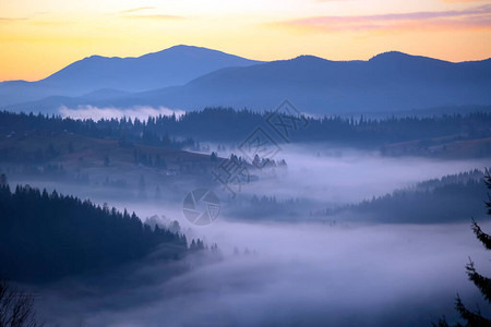 晨雾在山的早晨风景黎明在山上晨雾中的阳光图片