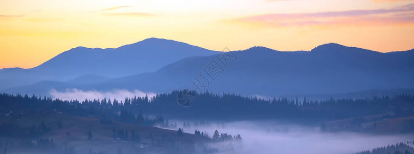 山中的全景晨雾黎明在山上晨雾中的阳光五颜六图片