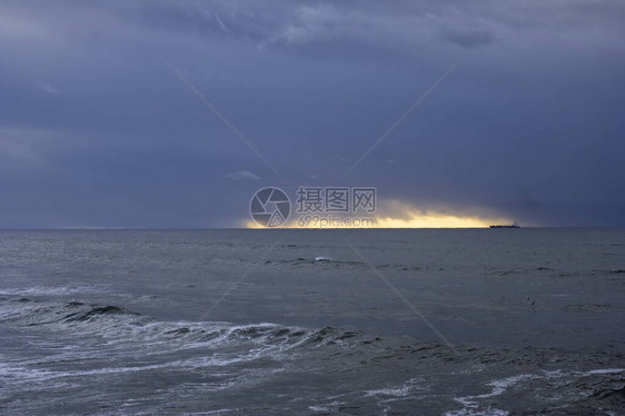 黎明前黑暗的蓝日落在大雨和海风暴前看到一艘图片