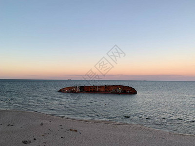 敖德萨黑海沿岸的一艘沉船油轮在海豚滩附近淹死概念图片