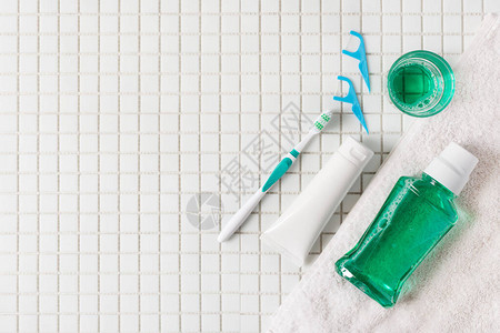 牙刷洗口水牙线白马赛克背景的口服冲洗顶部图片
