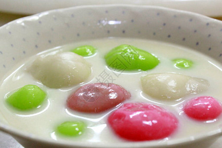 大豆水甜点中的彩色麻糬图片