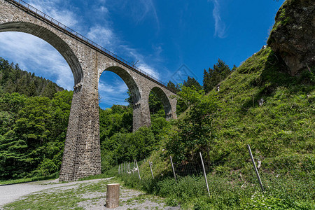 德国布雷特瑙Ravenna峡谷管道老铁路桥的直观景象图片