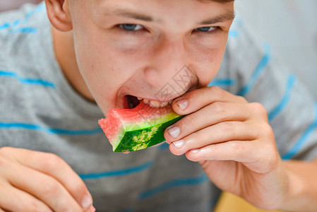 儿童在家里餐桌边吃西瓜在儿童图片