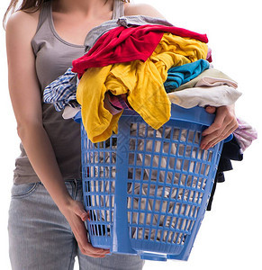 提着一篮衣服洗衣服的女人图片
