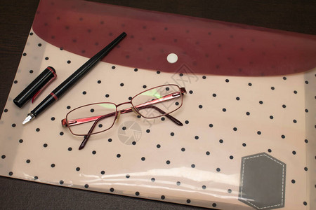 玻璃眼镜喷泉笔和图片