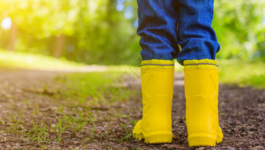 孩子脚上的黄色橡胶靴潮湿天气的鞋子童鞋橡胶靴的广告孩子们的脚在图片