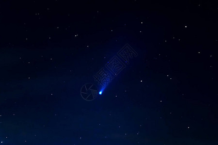 夜空中的彗星为新奇天文学恒星背景上的陨石选择焦点图片
