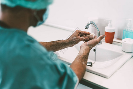 外科医生在医院为病人手术前洗手图片