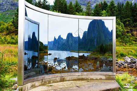 混凝土玻璃钢镜反射着周围的fjordmountains背景图片
