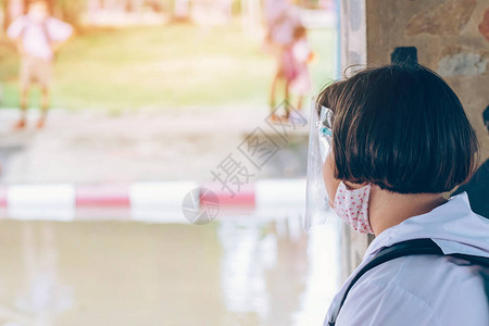 女小学生戴面罩预防冠状图片