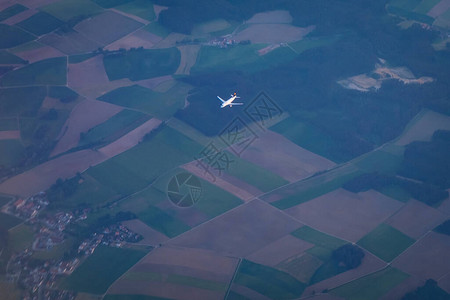 飞机在瑞士苏黎世机场降落前图片