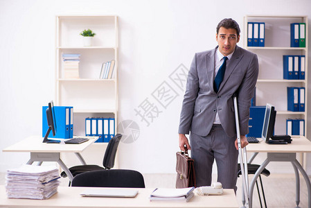 办公室环境中的男L图片