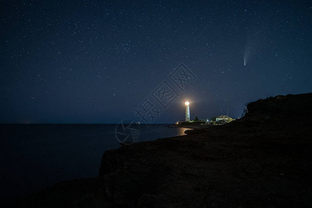 夜空中白色灯塔上新颖彗星的全景人文部人类发展图片