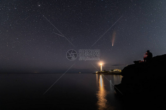 夜空中白色灯塔上新颖彗星的全景人文部人类发展图片