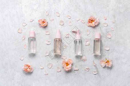 精致的护肤化妆品女平板顶视图面霜玻璃瓶和罐子与化妆品和花图片
