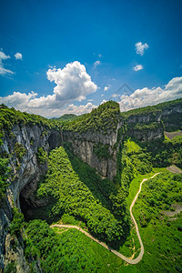 龙水峡地缝重庆武隆县龙水峡裂隙公园峡谷与喀斯特石灰背景